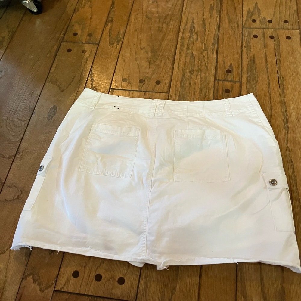 LANE BRYANT WHITE SHORT SKIRT W/BUILT IN UNDER SHORTS 6 POCKETS SZ 18 - Picture 4 of 8